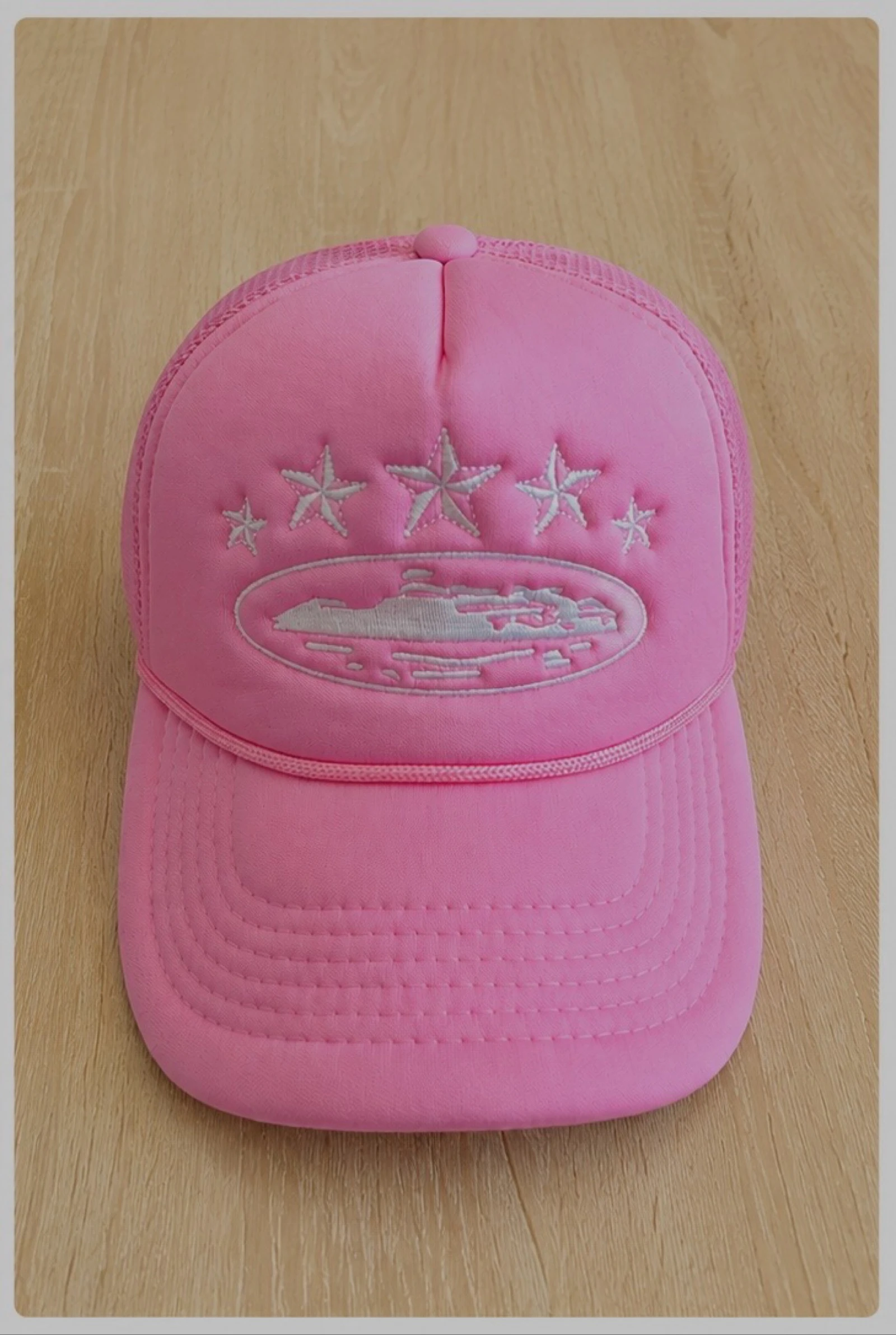 Gorra Corteiz rosa trucker